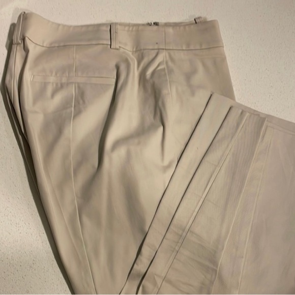 KHAKI ANN TAYLOR ankle ankle pant with side zip . Seamless front . 26’5 inseam . - Picture 3 of 8